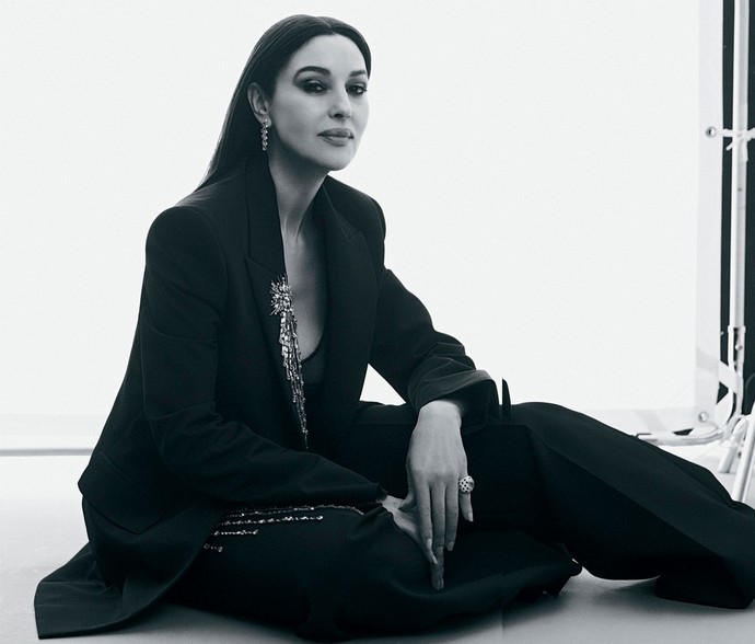 Моника Беллуччи появилась на обложке глянца Madame Magazine в очень соблазнительных позах и рассказала, что она думает о феминизме